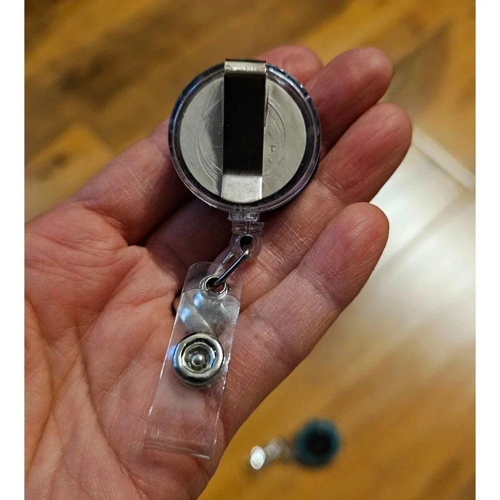 Bling ID holder. Retractable. Alaska Airlines. Vintage Button. Work.‎ Unique.